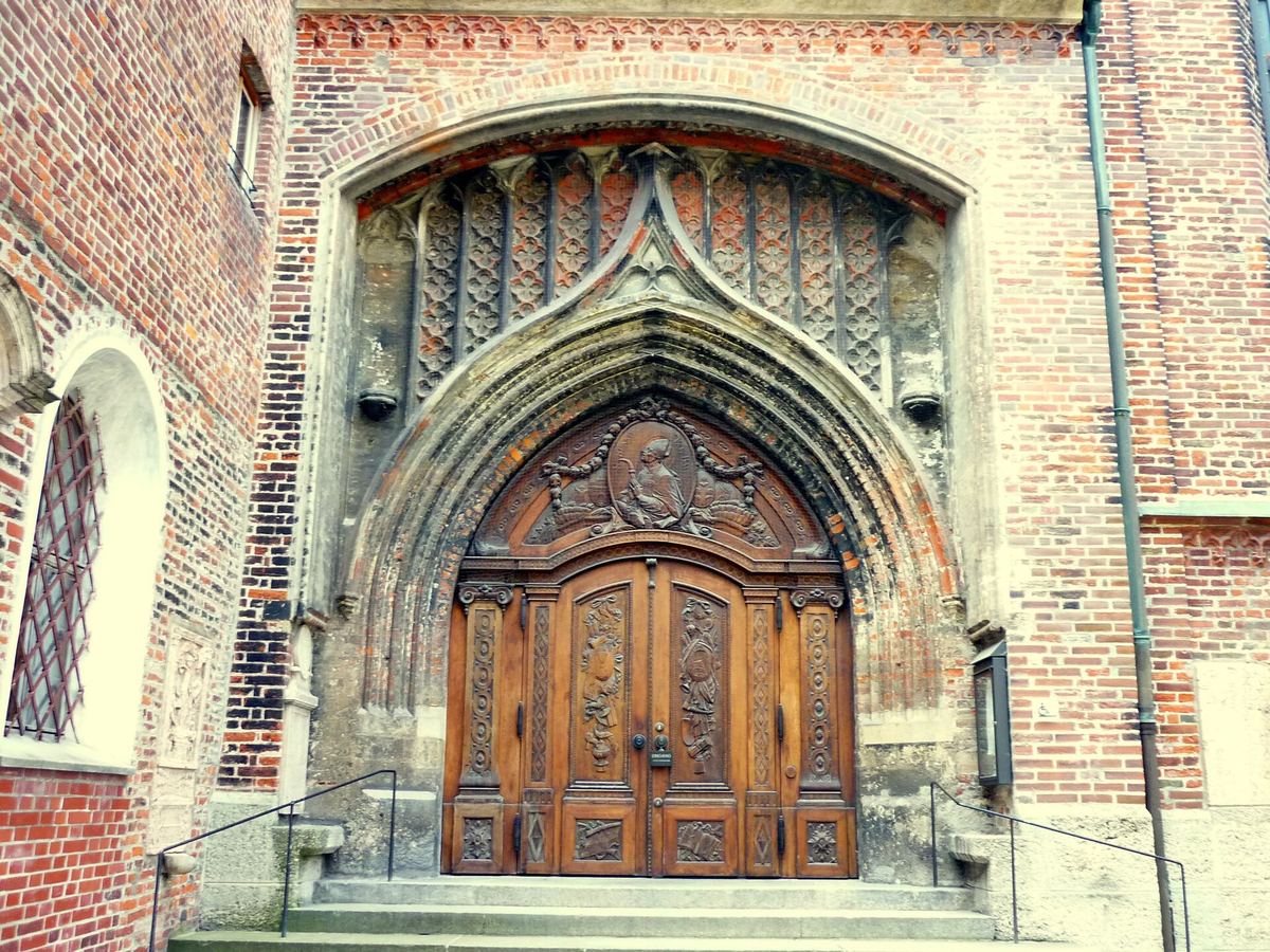 Das Bennoportal an der Nordseite der Münchner Frauenkirche