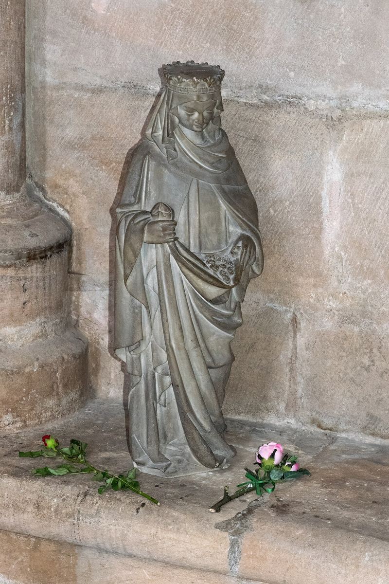 Statue der heiligen Elisabeth mit Rosen in der Elisabethkirche in Marburg